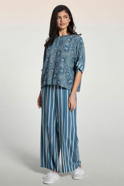طقم بجامة مخططة وبطبعة زهور وكم قصير product image